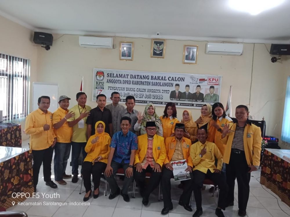Foto bersama komisioner KPUD dengan Ketua Harian DPD II Golkar Sarolangun, H Pahrul Rozi, Sekretaris Tantowi Jauhari dan kader Golkar