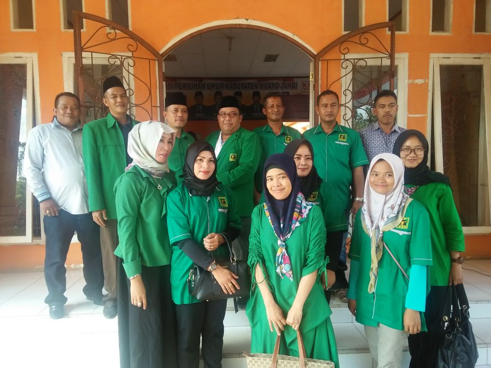 Pengurus PPP Muarojambi foto bersama usai mendaftar kemarin.