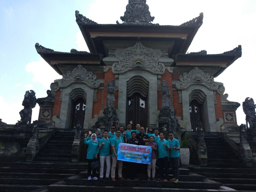 Sekretariat DPRD Provinsi Jambi bersama Kelompok Kerja (Pokja) Jurnalis liputan DPRD Provinsi Jambi berkunjung ke Sekretariat DPRD Provinsi Bali , dipimpin langsung oleh Kasubag Humas dan Protokol Sekretariat DPRD Provinsi Jambi, H. Darmadi dan Kasubag Perencanaan Sekretariat DPRD Provinsi Jambi, Achyar.