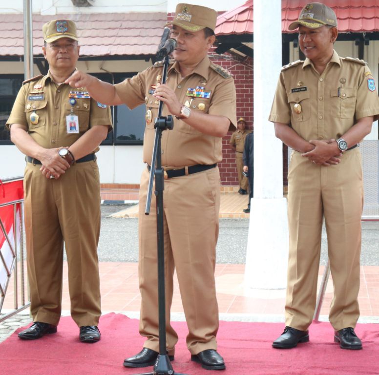 Bapati dan Wakil Bapati Merangin didampingi Sekda Pamit  kepada Pengawai Pemda Merangin.
