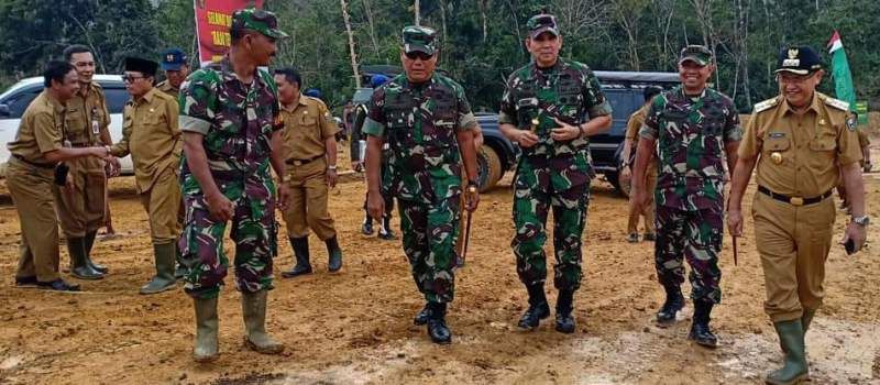 Bupati H Cek Endra, Pangdam II Sriwijaya, Dankodiklatad saat tiba di kampung madani SAD