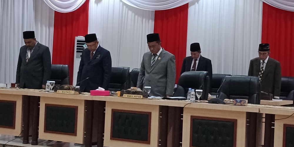 Pimpinan rapat paripurna, H Hapis Hasbiallah SE bersama Bupati Drs H Cek Endra dan Wabup H Hillalatil Badri sedang mendengarkan lagu kebangsaan dan mengheningkan cipta.