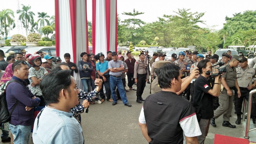 Massa Tergabung FPK saat demo di gedung DPRD provinsi jambi. 