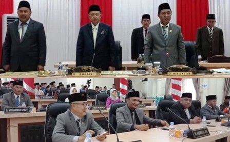 H Hapis Hasbiallah SE memimpin rapat paripurna DPRD Kabupaten Sarolangun, mengikuti pidato kenegaraan Presiden Republik Indonesia dalam rangka penyampaian pengantar/keterangan pemerintah atas RUU tentang APBN 2019