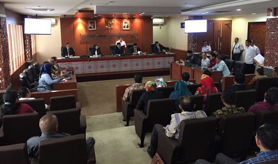Ketua DKPP RI, Harjono saat membacakan putusan