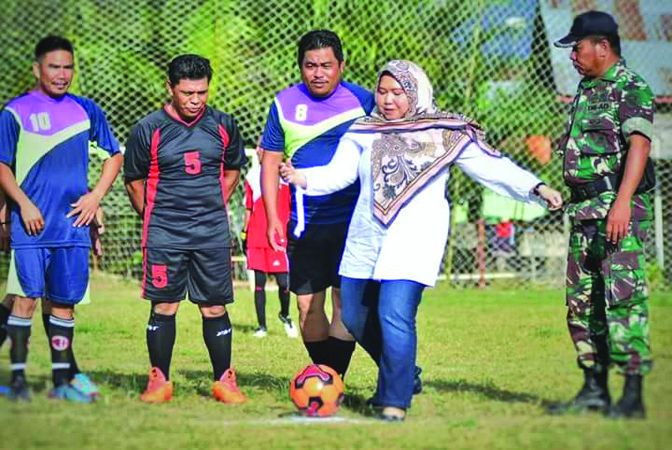 Bupati Masnah menendang bola tanda dimulainya turnamen.