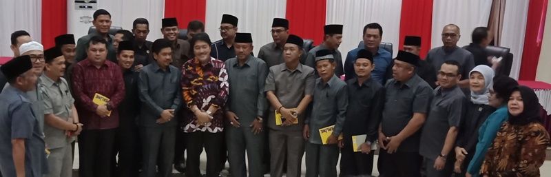 Photo anggota DPRD Sarolangun bersama tim Korsupgah KPK RI pasca acara sosialisasi