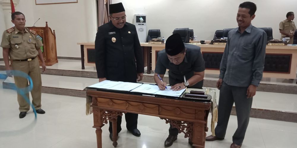 Penandatanganan nota kesepakatan bersama terhadap KUPA dan PPAS APBDP Kabupaten Sarolangun 2018.