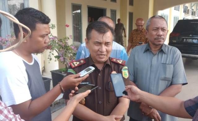 Kajari Sarolangun, Ikhwan Nul Hakim SH didampingi Ketua DPRD H Muhammad Syaihu dan Edi Warman saat diwawancarai sejumlah wartawan di gedung DPRD Senin 24 September 2018 sore
