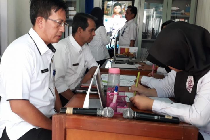Badan Narkotika Nasional Provinsi (BNNP) Jambi bekerjasama dengan Pemerintah Provinsi Jambi melakukan tes urine 24 orang peserta lelang jabatan pejabat tinggi pratama setingkat eselon II di lingkup Pemerintahan Provinsi Jambi di Kantor BNNP Jambi, Rabu (26/9).
