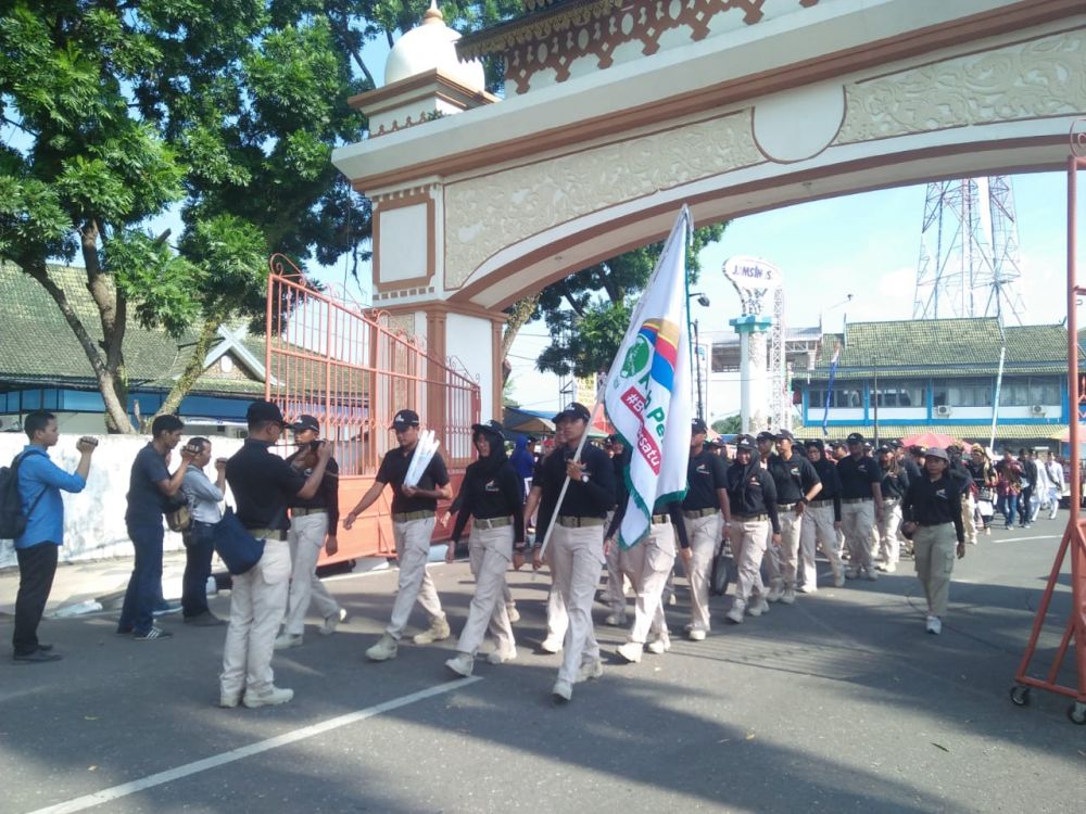 Peserta Kirab Pemuda 2018 mengikuti pawai budaya Jambi tiba di pintu halaman kantor Gubernur Jambi. Kamis (27/9) 