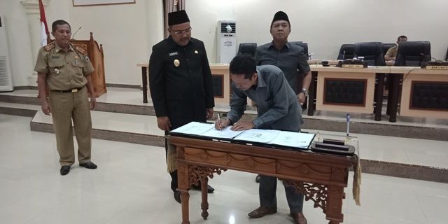 Wakil Ketua I DPRD Sarolangun, Amir Mahmud didampingi Wakil Ketua II, H Hapis Hasbiallah saat menandatangani berita acara persetujuan KUPA dan PPAS APBD-P Sarolangun 2018, belum lama ini.