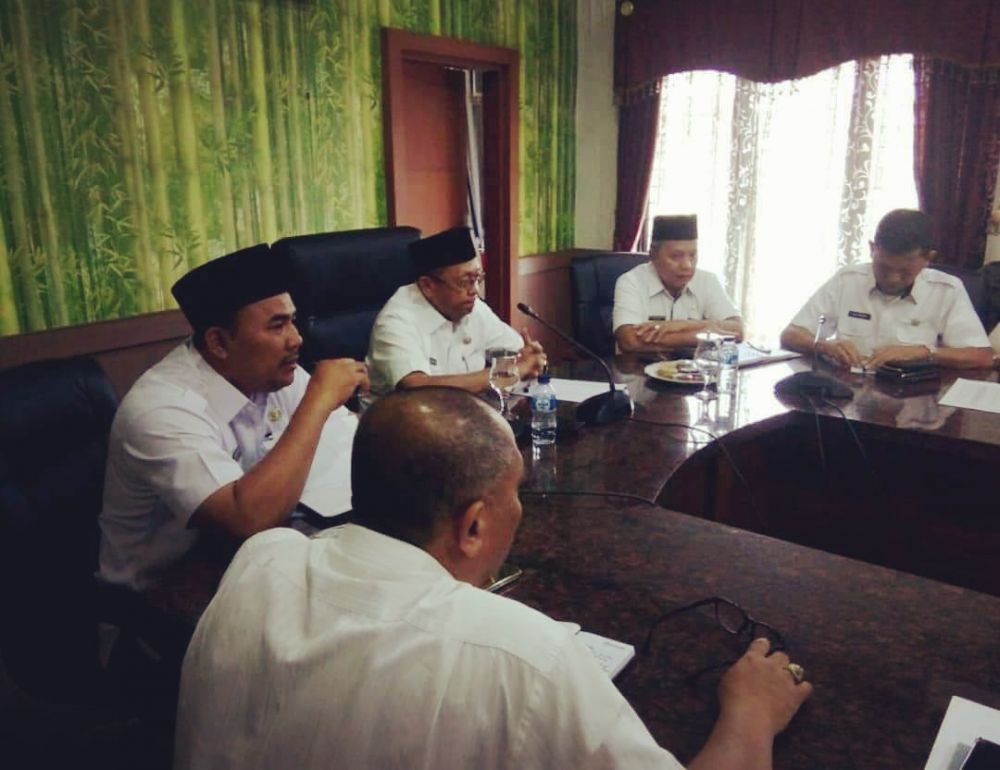 Kegiatan rapat Bupati, H Cek Endra dengan Kepala SKPD pada Rabu 3 Oktober 2018