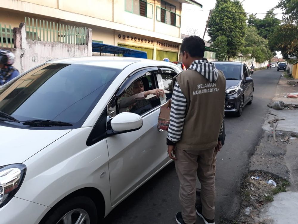 Peserta Ikatan Mahasiswa Muhammadiyah (IMM) Cabang Kota Jambi saat menggelar aksi galang dana di simpang lampu merah.