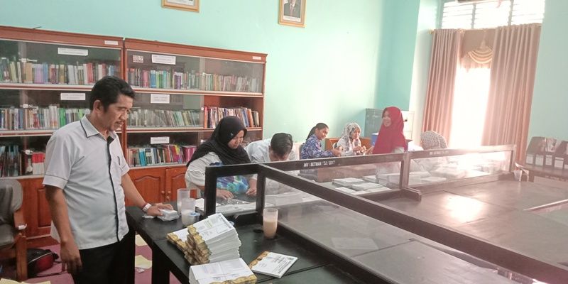 Kabag Umum DPRD Sarolangun, Abdulah Idris SPd bersama staf sedang sibuk menyiapkan undangan