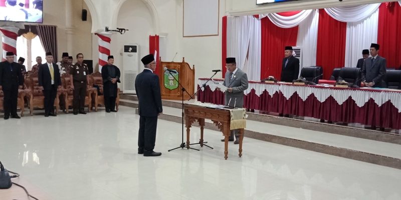 Pelantikan, pengambilan sumpah dan janji terhadap politisi Demokrat H Akmal di paripurna istimewa DPRD Sarolangun berlangsung Kamis 18 Oktober 2018