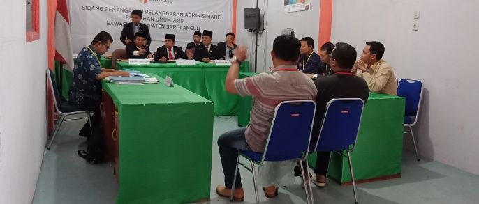 Sidang dugaan pelanggaran administratif Pemilu digelar di Bawaslu Sarolangun pada Kamis 18 Oktober 2018 dengan agenda pembuktian dan mendengarkan keterangan saksi dari pihak pelapor