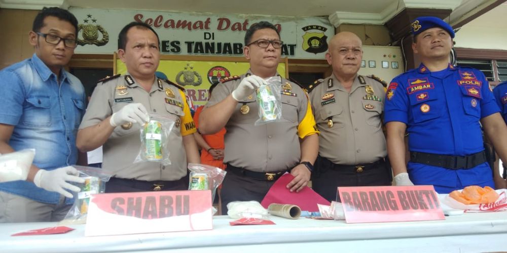 Polisi memperlihatkan barang bukti sabu cair