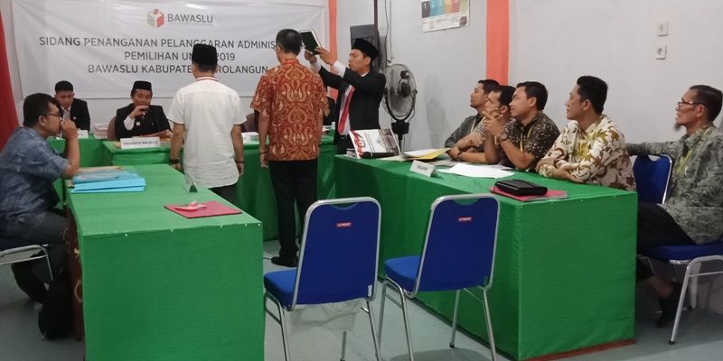 Dua saksi yang dihadirkan KPU Sarolangun, Sahrial Gunawan dan AH Marzuki disumpah sebelum memberikan kesaksian di sidang Bawaslu Sarolangun pada Jum'at 19 Oktober 2018