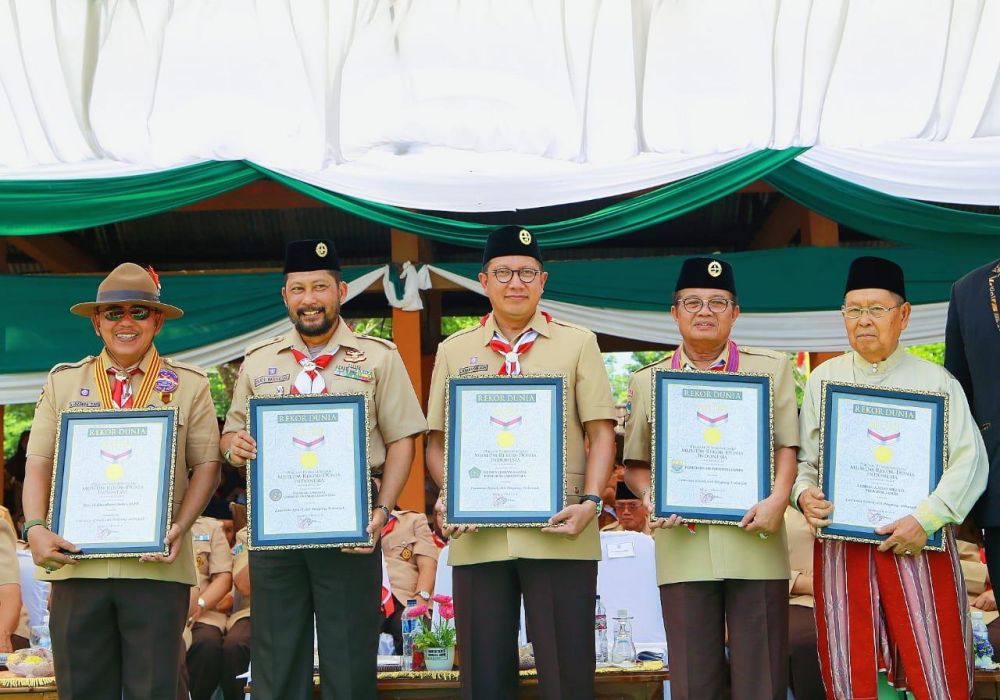 Menerima piagam rekor muri untuk penampilan krinok terpanjang. Kiri ke kanan: ketua mui jambi dr h hadri hasan, ketua kwarnas pramuka komjen pur budi waseso, menag lukman hakim saifuddin, plt gubernur jambi fachrori umar, dan ketua lembaga adat melayu jambi hasip kalmuddin syam. (foto :  Humas Kementerian Agama RI Mujib Rahman )