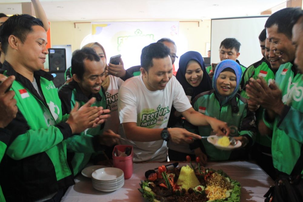 Pemotongan tumpeng di HUT Go-Jek ke 8