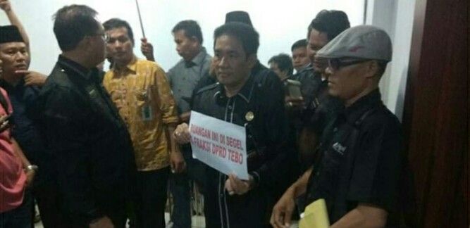 Enam Fraksi DPRD Tebo Pecat Sekwan