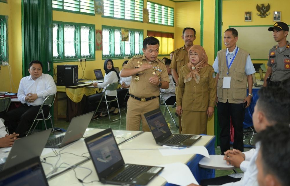 Bupati Merangin H Al Haris ketika memantau jalannya tes CPNS

