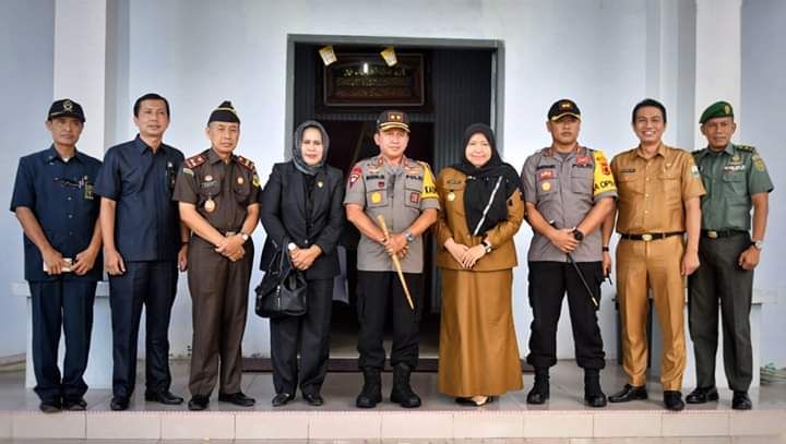 Bupati, Sekda dan Ketua DPRD Foto bersama Kapolda Jambi