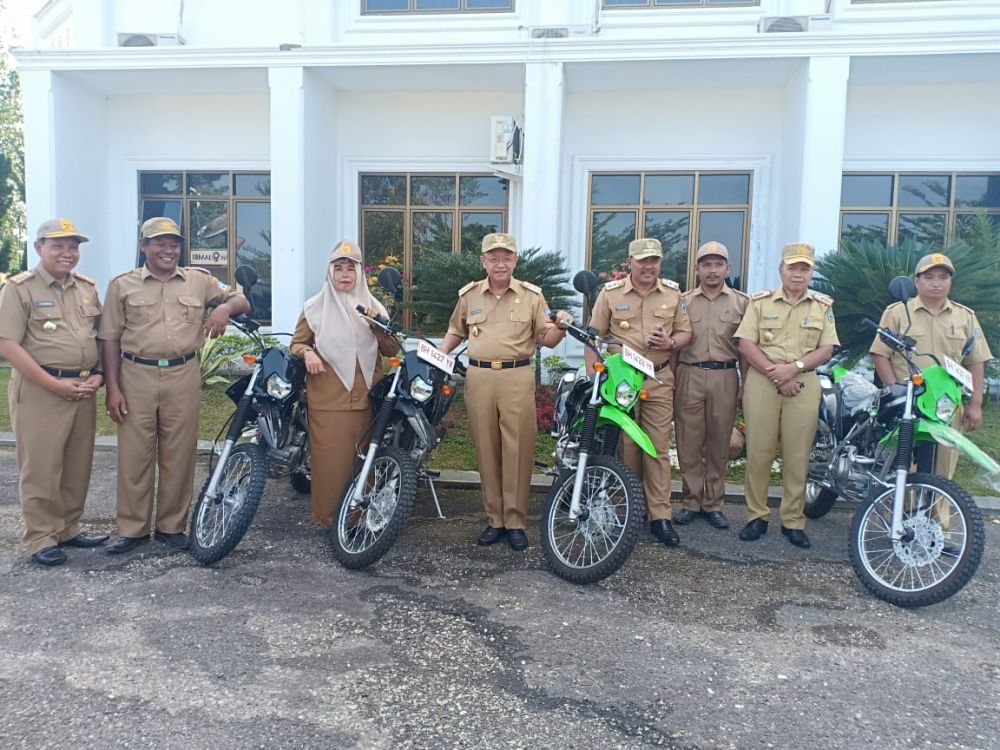 Bupati CE dan Wabup Hilal bersama para Kepsek penerima bantuan motor