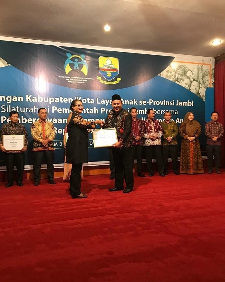 Bupati Cek Endra menerima penghargaan