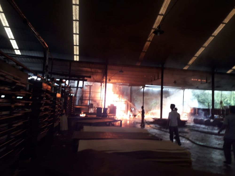 Api Melahap Pabrik Triplek di Mandian Angin