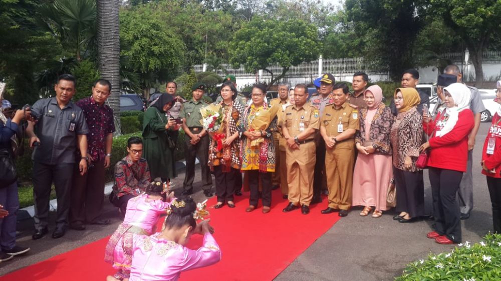 Kedatangan Rombongan Menteri PPPA Disambut Tarian.