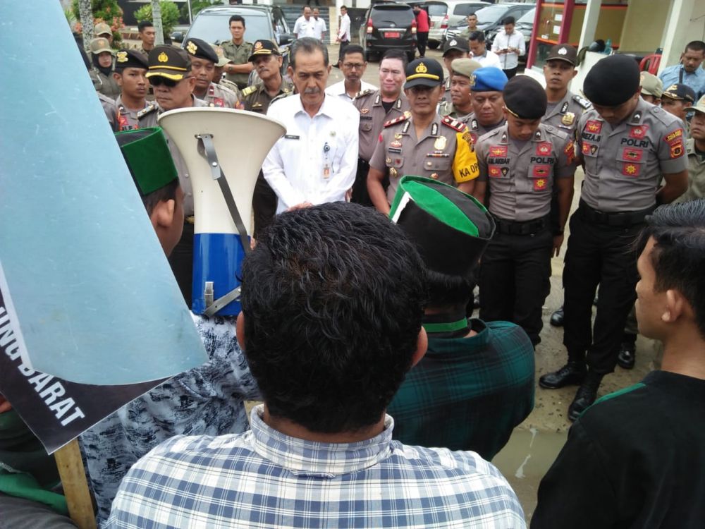 Mahasiswa HMI Ketika Berunjuk Rasa
