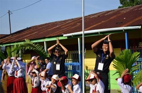 Pegawai Kemenkeu Saat Mengajak Pelajar SD 101 Kota Jambi Belajar Sembari Bermain dan Bernyanyi