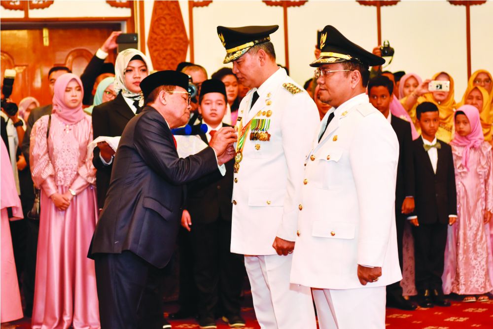 Fahrori Memasang Pin Pada Walikota Jambi Fasha