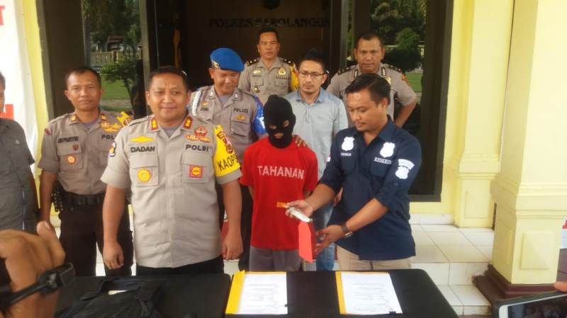 Kapolres Sarolangun AKBP Dadan Wira Laksana SIK Bersama Kasat Reskrim Saat Dikonfirmasi Awak Media