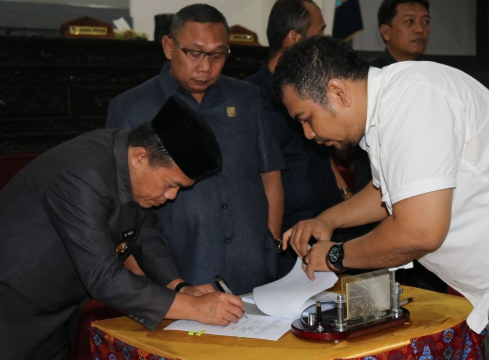 Bupati dengan Ketua DPRD Tandatangani