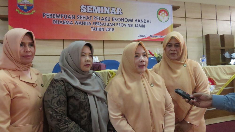 Ketua DWP Saat Diwawancara Usai Seminar Perempuan Sehat Pelaku Ekonomi Handal