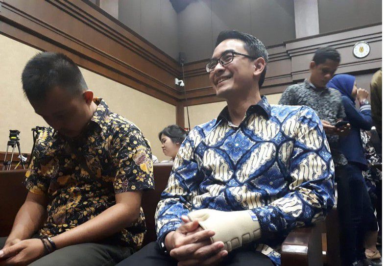 Zumi Zola Tersenyum Ketika Menjalani Sidang Tuntutan Kemarin. Zola Dituntut 8 Tahun Penjara dan Dicabut Hak Politik Selama 5 Tahun