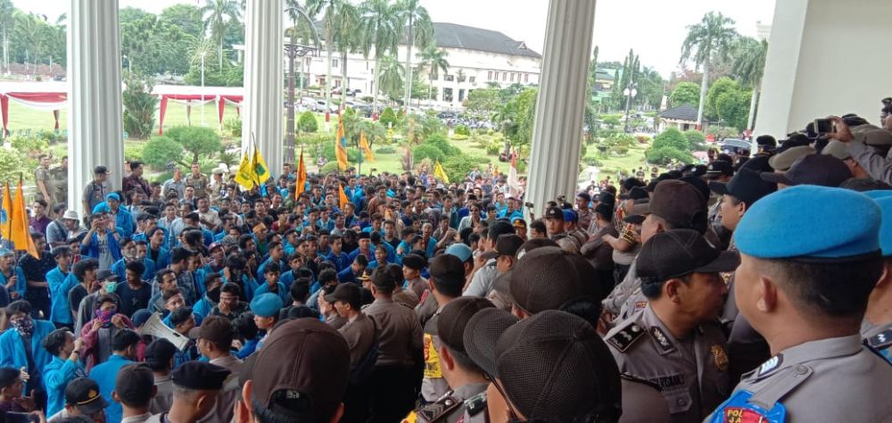 Mahasiswa yang Melakukan Unjuk Rasa Kemarin Menuntut Percepatan Kasus OTT yang Melibatkan Anggota Dewan