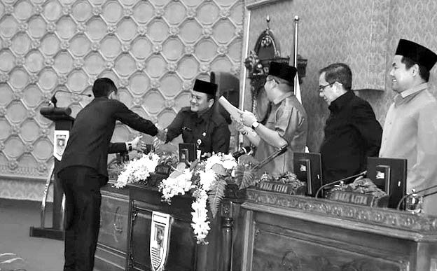Penyerahan Berkas Pandangan Umum Fraksi
