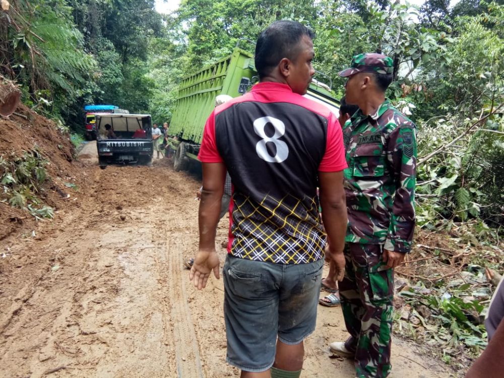 Kendaraan yang Terjebak Longsor Tidak Bisa Berjalan
