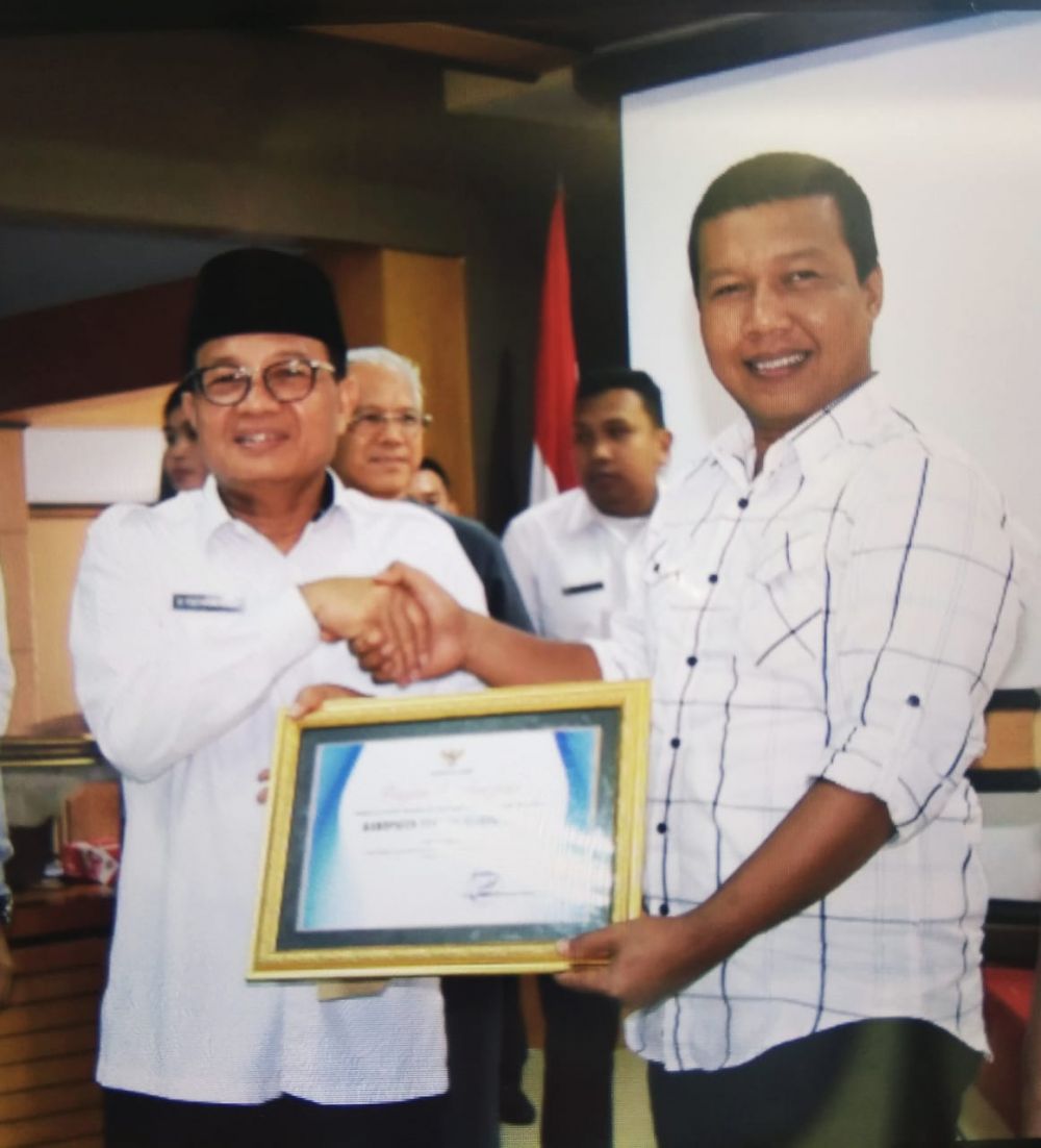 Bupati Romi Menerima Penghargaan