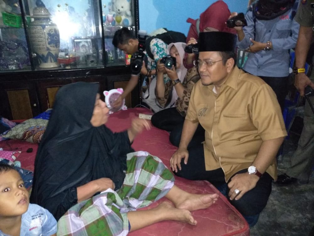 Wakil Walikota Berbincang Dengan Warga yang Jadi Korban Banjir