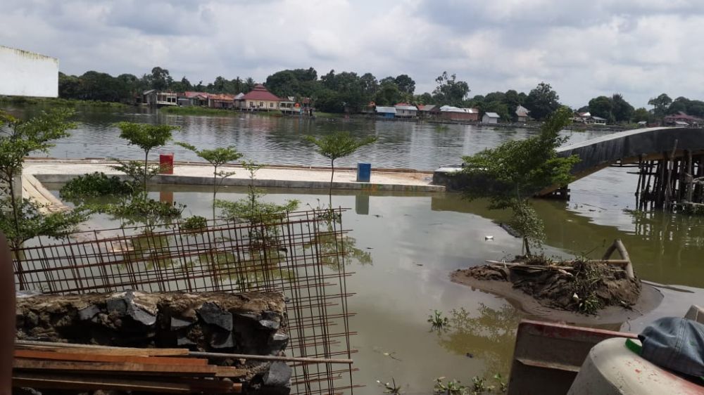 Jongging Track yang Terendam Banjir