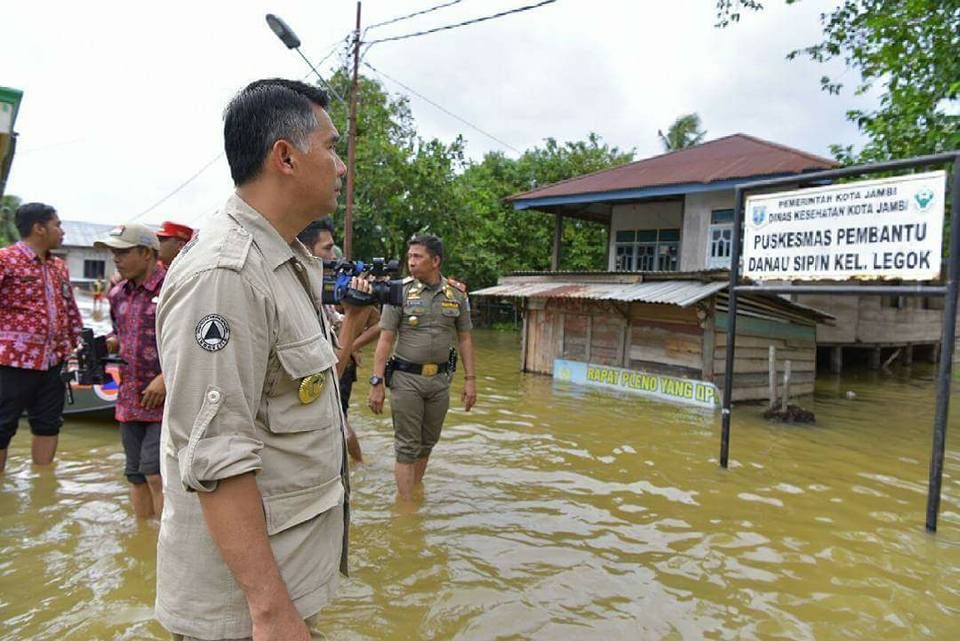 Walikota Jambi Saat Meninjau Banjir di Legok