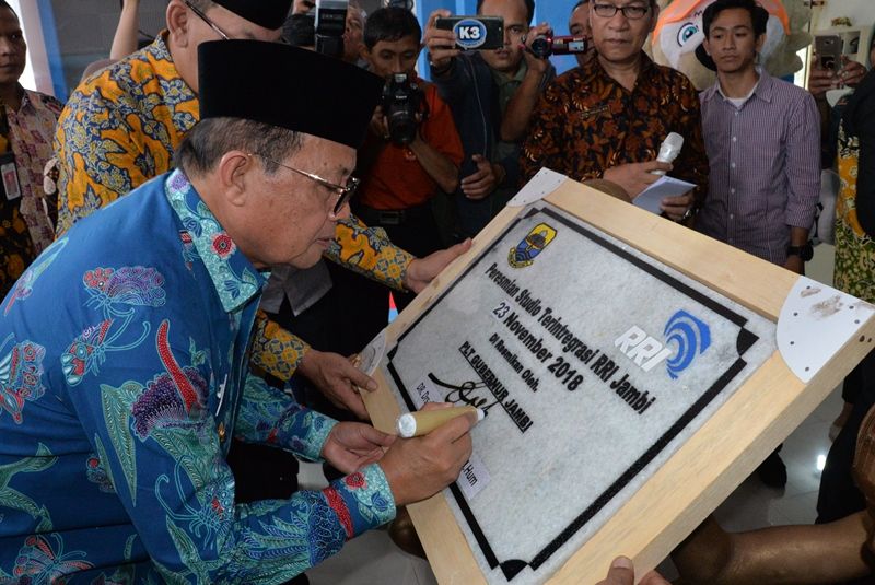Plt Gubernur Jambi Saat Meresmikan Studio Terintegrasi RRI Jambi