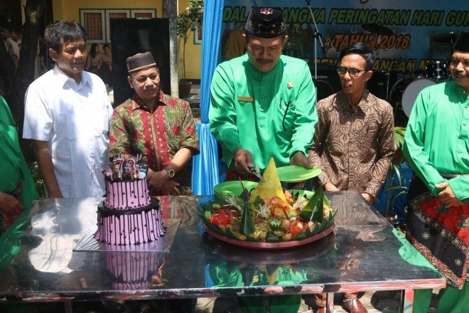 Pemotongan Tumpeng Oleh Kepala SMK Negeri 4 Kota Jambi