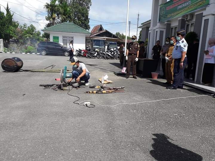 Pemusnahan BB dihalaman Kantor Kejaksaan Negeri Sungaipenuh