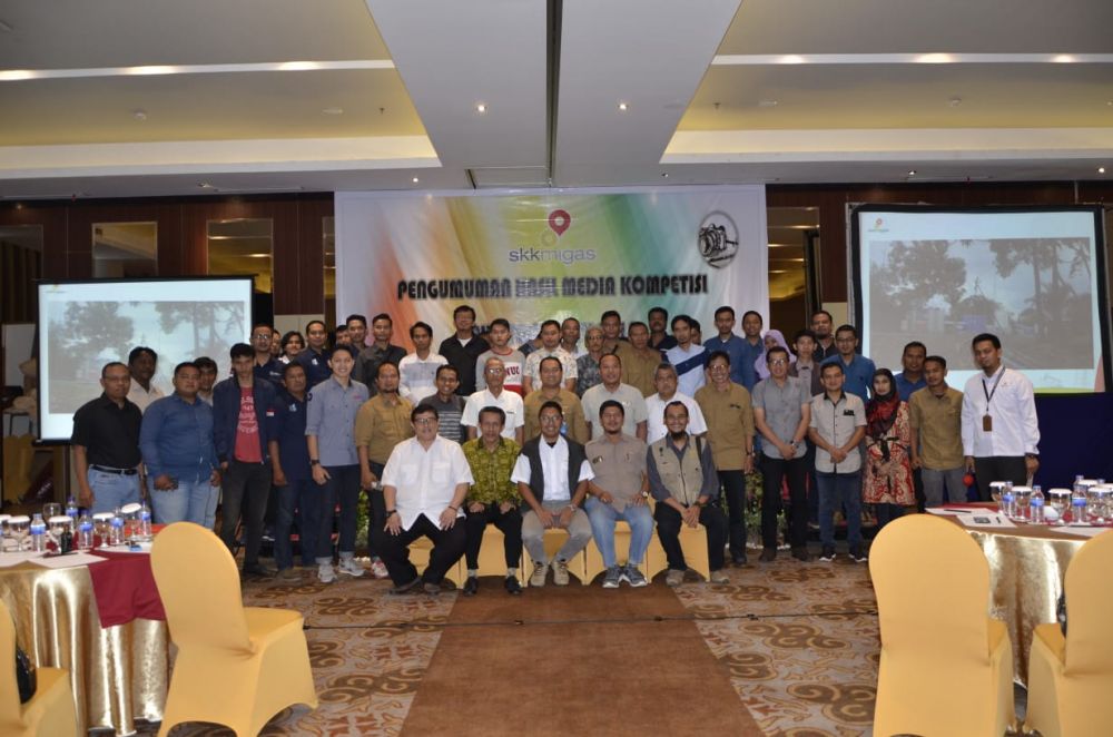 Foto Bersama Satuan Kerja Khusus (SKK) Pelaksana Kegiatan Usaha Hulu Minyak dan Gas Bumi (SKK Migas)-KKKS wilayah Provinsi Jambi bersama Forum Jurnalis Migas (FJM) Jambi